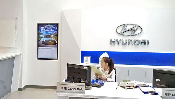 Affichage numérique CAYIN à la réception et à la caisse du centre de service Hyundai