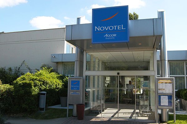 Signalétique numérique d'accueil à l'hôtel chaîne Novotel, France