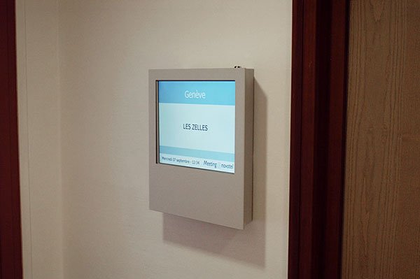 Signalétique numérique d'accueil à l'hôtel chaîne Novotel, France
