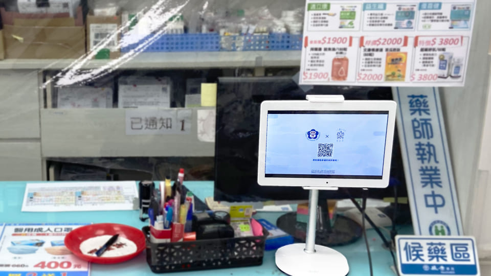 Affichage de signalisation numérique au comptoir de la pharmacie